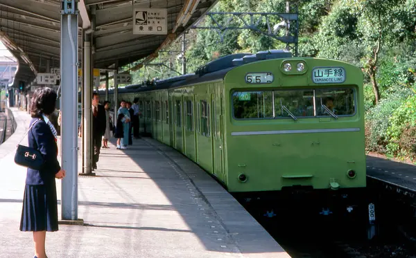 Japonya. Tren ve yolcularla dolu tren istasyonu.  
