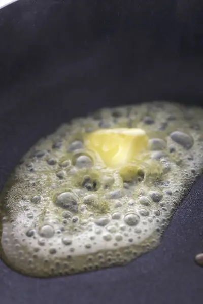 Siyah tavada eriyen tereyağı