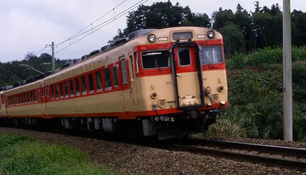 Tren demiryolunda ilerliyor.