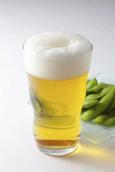 Glas Bier Mit Schaum Auf Dem Tisch Nahaufnahme — Stockfoto