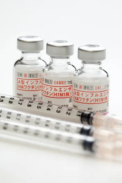 Zblizka Injekční Stříkačky Vakcínou Stole — Stock fotografie