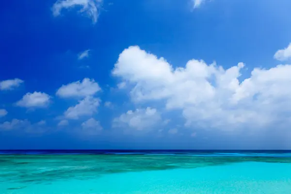 Mar Bonito Com Água Azul Turquesa Viagens Conceito Férias — Fotografia de Stock