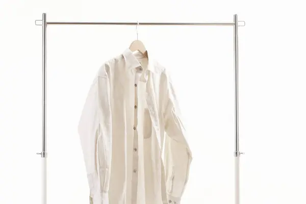 Camicia Bianca Appesa Appeso Isolato Sfondo Bianco — Foto Stock