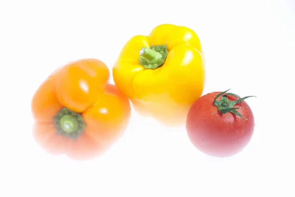 Pimentos Frescos Legumes Tomate Sobre Fundo Branco — Fotografia de Stock