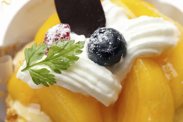 Närbild Läcker Dessert Med Frukt Och Bär — Stockfoto