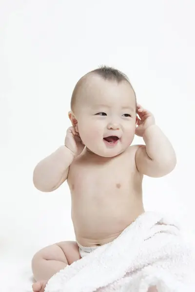 白い背景におむつに愛らしいアジアの赤ん坊のスタジオ肖像画 — ストック写真