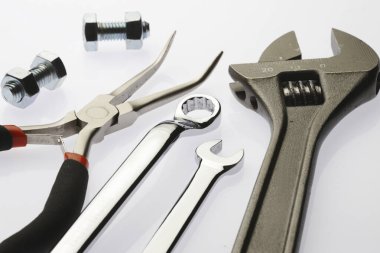 Gri arkaplanda farklı metal araçları