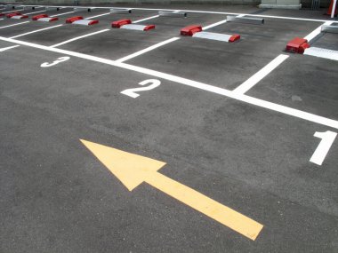 Otopark işaretlerinin gündüz görüntüsü