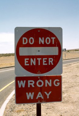 Güneşli bir günde Yanlış Yol İşaretleri Girme