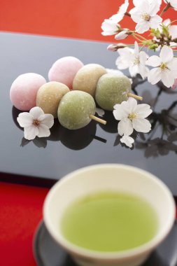 Japon Mochi yeşil çayı bir fincanda tatlandırır 