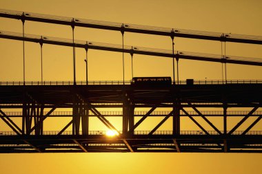 Köprü ve gün batımının olduğu açık hava manzarası        