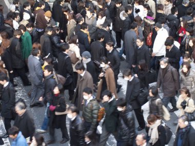 Japonya 'da yaya geçidinde karşıdan karşıya geçen insanlar.