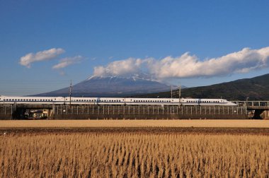 Japonya 'da yüksek hızlı trenle güzel ve ünlü Fuji dağının manzaralı görüntüsü.