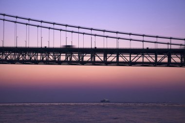 Köprü ve gün batımının olduğu açık hava manzarası        