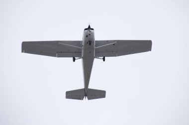 mavi gökyüzü arka planında uçan uçak