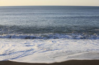 Deniz dalgaları kıyıya vuruyor. Doğa arkaplanı 