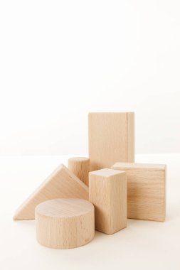 Yeni ahşap blokların görüntüsünü kapat. 