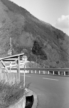 Dönüş yolu ve dağın yanındaki otobüs durağı.