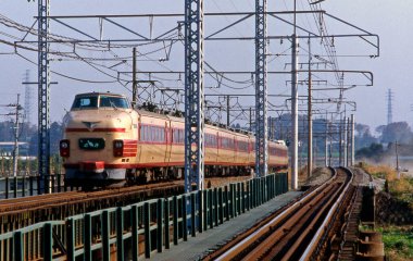 Asyalı demiryolu ile hareket eden eski trenin uzak görüntüsü  