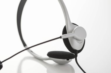 beyaz zemin üzerinde kulaklık