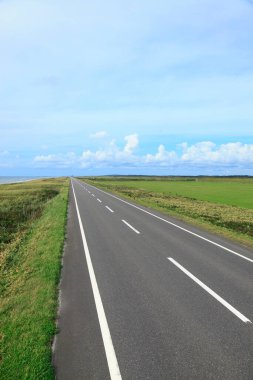 Kırsalda güzel bir yol manzarası var.       