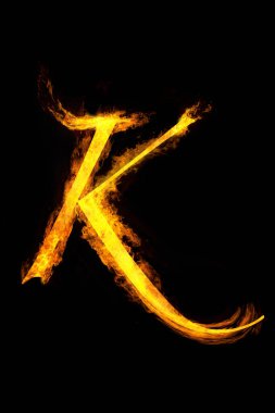 Ateşten yapılmış K harfi, siyah arkaplanda alfabe                 
