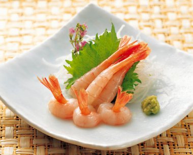 Beyaz tabakta karidesleri kapatın.