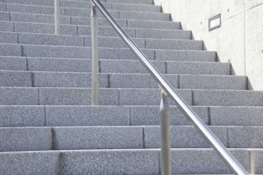 Arka planda modern şehrin metal merdivenleri