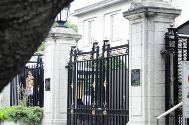 Zarif taş bina girişini çevreleyen süslü metal kapılar.