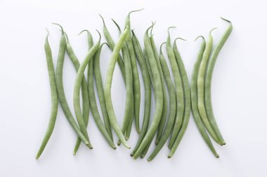 Beyaz arkaplanda çiğ yeşil organik fasulye