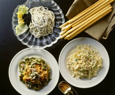 Ekmek çubuklarının yanında kremalı makarna servis ediyorlar.