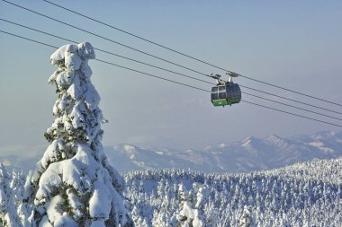 Dağlardaki teleferik.