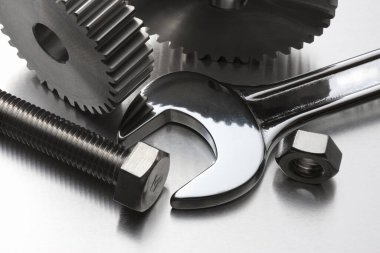 Beyaz arka planda metal fındık, cıvata ve vidalar izole