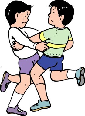 Açık havada güreşen iki çocuk renkli şort giyiyor.