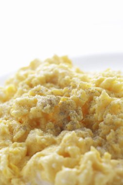 Arka planda lezzetli çırpılmış yumurta, yakın plan.