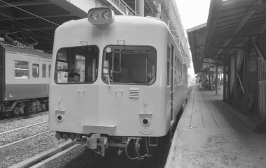 Yolcu treni olan bir istasyon platformu. siyah beyaz fotoğraf 