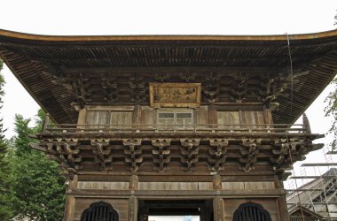 Karmaşık oymalar ve detaylar içeren süslü ahşap mimari