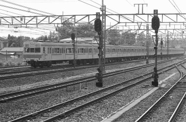 Japonya 'daki eski tren, sepya fotoğrafı.