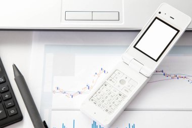 Beyaz zemin üzerinde boş ekran, not defteri, hesap makinesi ve kalem olan akıllı telefonun üst görünümü. finansal kavram.