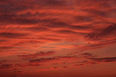 Güzel gün batımı gökyüzü bulutlu.