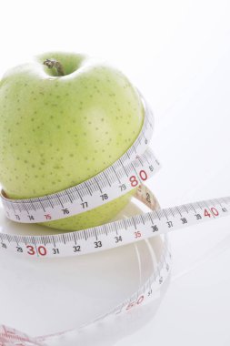 Taze kırmızı elma ve mezura.