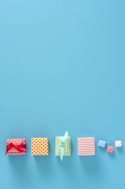 arka plan üzerinde renkli hediye kutuları