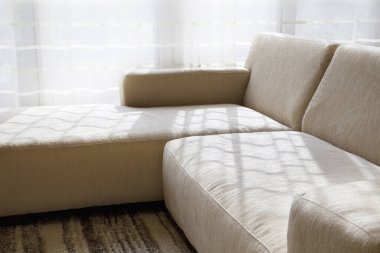 Modern oturma odasında beyaz kanepe