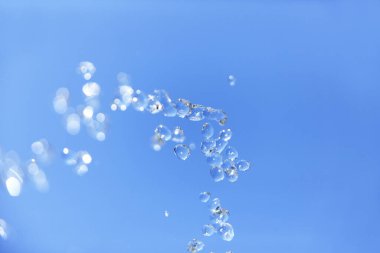 Temiz suda hava kabarcıkları