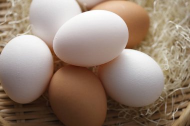 Taze organik tavuk yumurtalarının yakın plan görüntüsü      