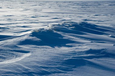 Güneşli bir günde kar yağan güzel kış manzarası 