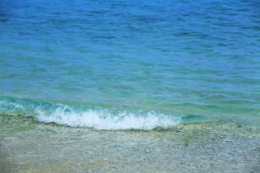 Mavi deniz suyu köpük ile.