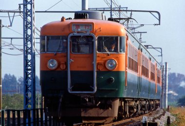 Asyalı demiryolu ile hareket eden eski trenin uzak görüntüsü  