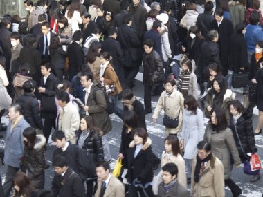Japonya 'da yaya geçidinde karşıdan karşıya geçen insanlar.
