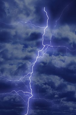 Akşam bulutlarında gök gürültülü şimşek 